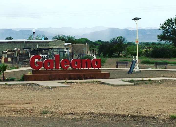 Letras grandes con el nombre Galeana a la entrada del pueblo