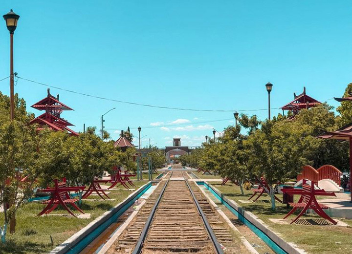 Plaza con jardines y una fuente en Nuevo Casas Grandes