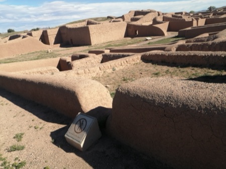 Muros de adobe de la zona arqueológica de Paquimé bajo cielo despejado